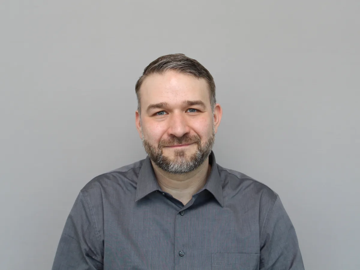 Benjamin Ullmann, fotografiert im Hemd.